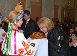 Дівчата в національних костюмах вручили ректору університету та гостям свята щедрі, запашні короваї